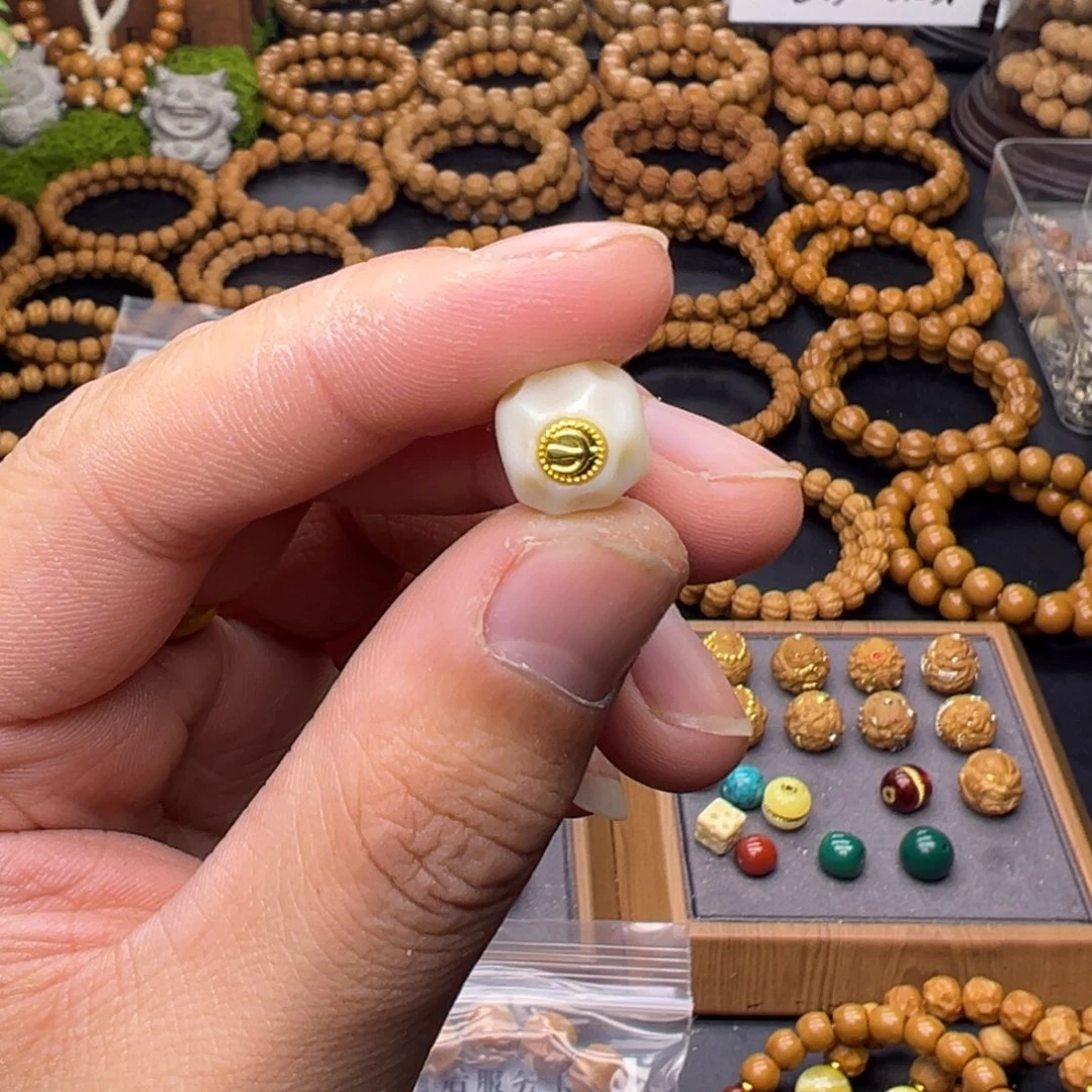 杨***寰吊坠猴头核桃无相