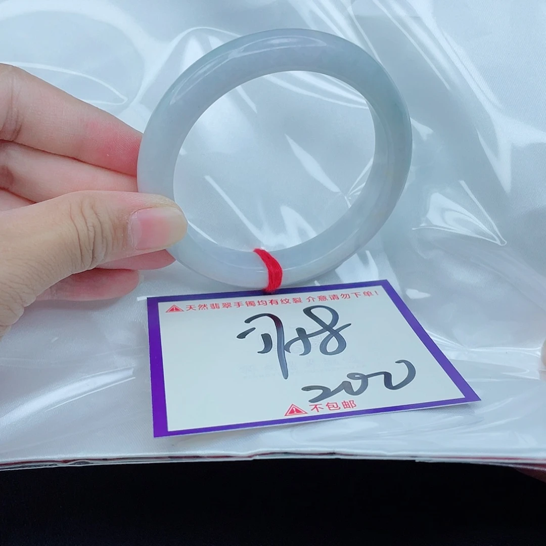 翡翠手镯未镶嵌翡翠