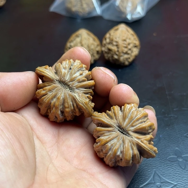 嗖***伟文玩核桃把件红皮四座楼