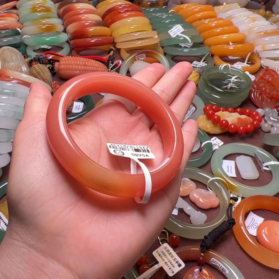 半***欢石英岩玉未镶嵌手镯