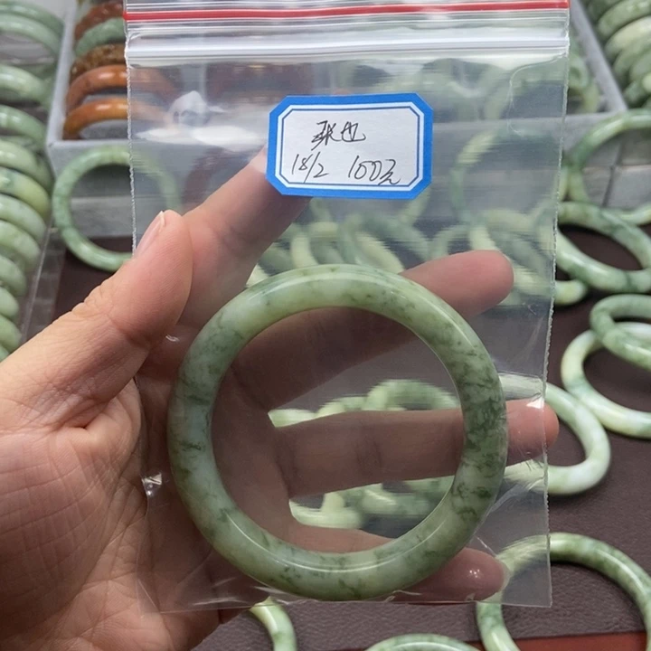 蛇纹石玉手镯未镶嵌h****也