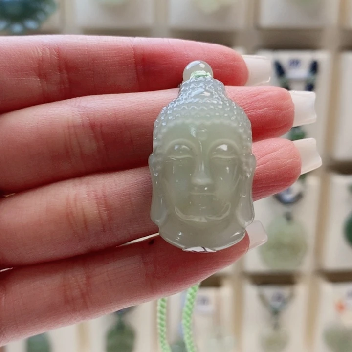 余***生和田玉未镶嵌颈饰