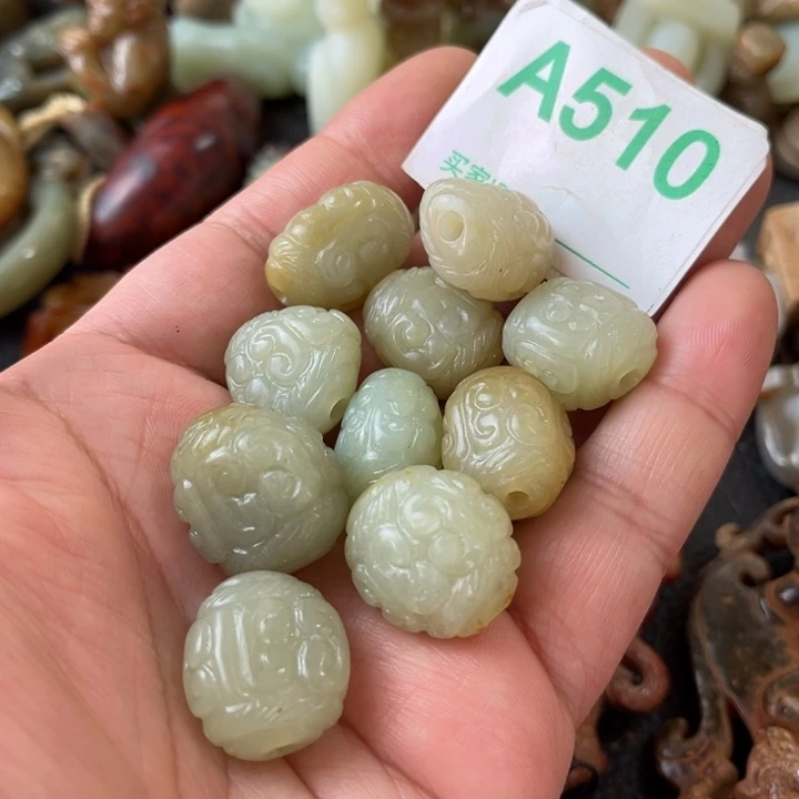 和田玉颈饰未镶嵌花**景