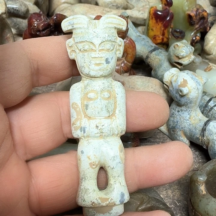 蛇纹石玉颈饰足铂镶嵌