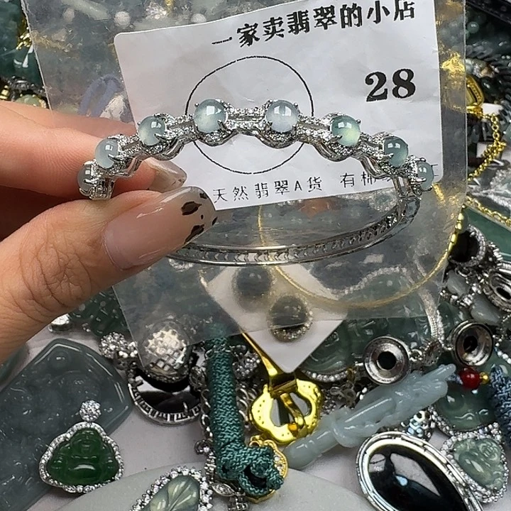 翡翠颈饰未镶嵌翡翠吊坠