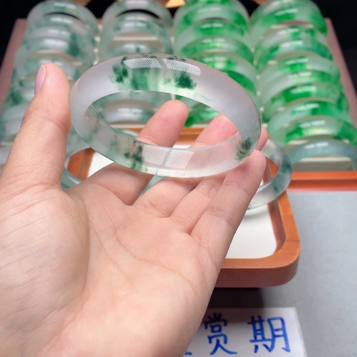 用***7石英质玉未镶嵌手镯