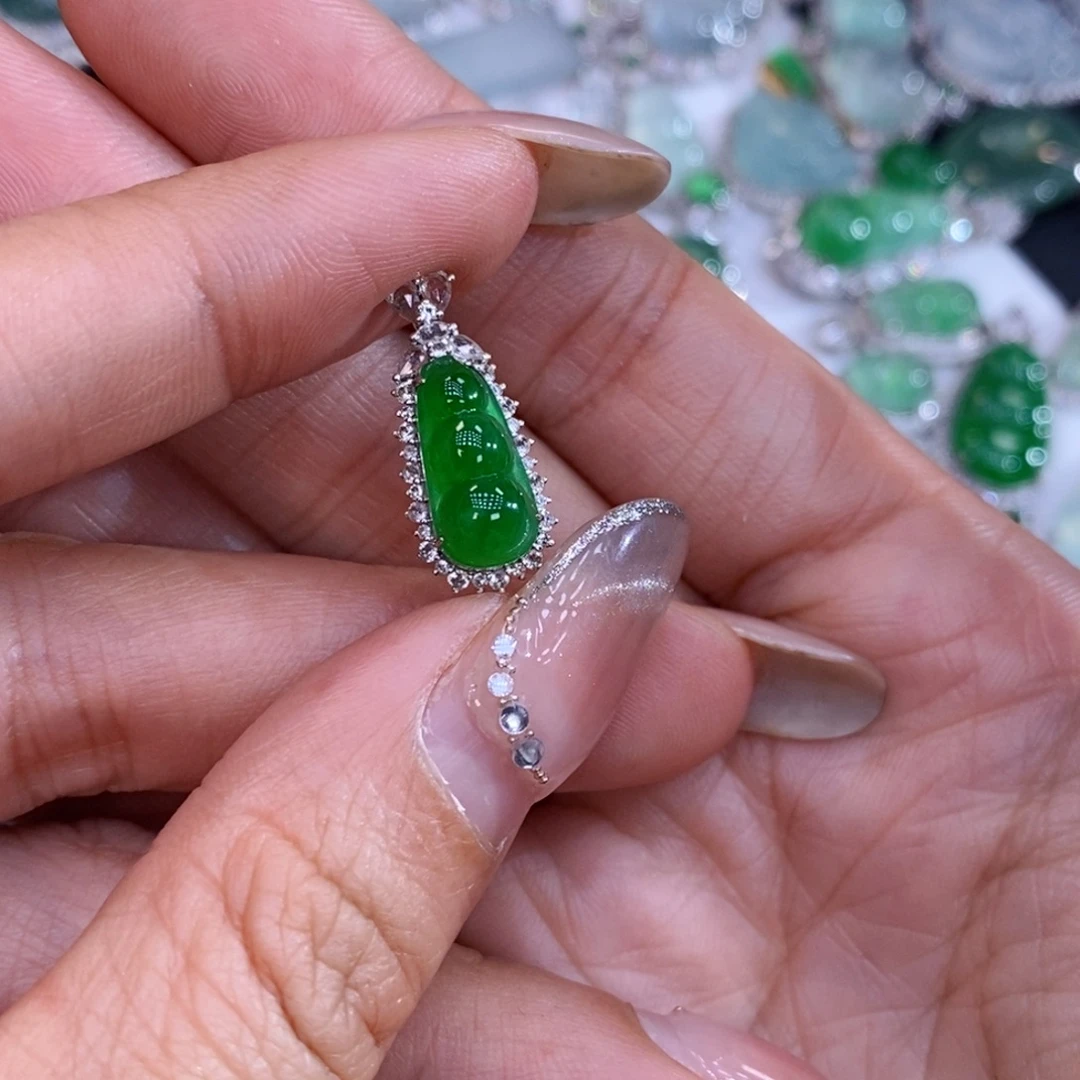 翡翠18K金镶嵌颈饰