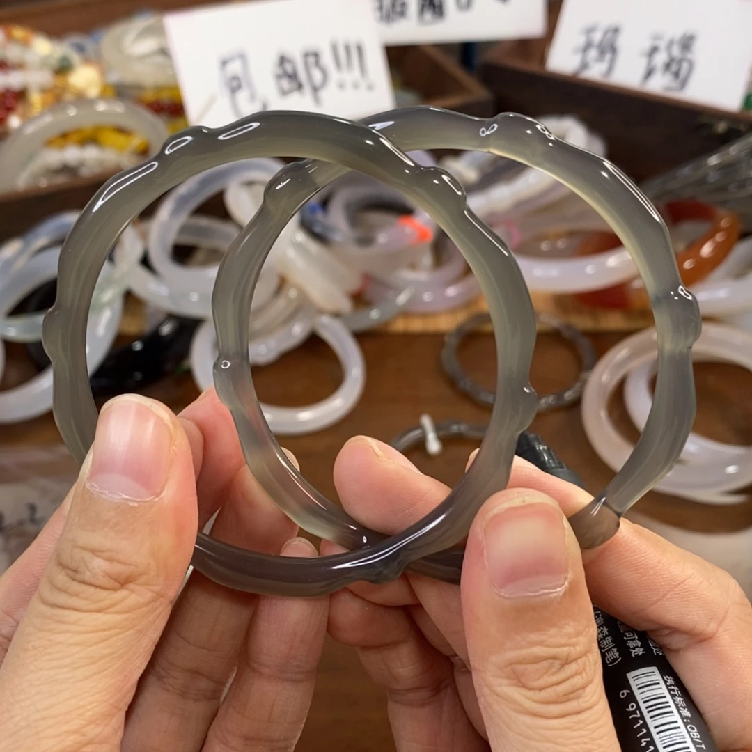 玛瑙/玉髓未镶嵌手镯C25。  5960。瑕