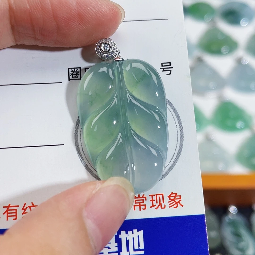 翡翠18K金镶嵌颈饰吊坠