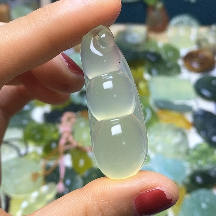 蛇纹石玉未镶嵌颈饰小***孩