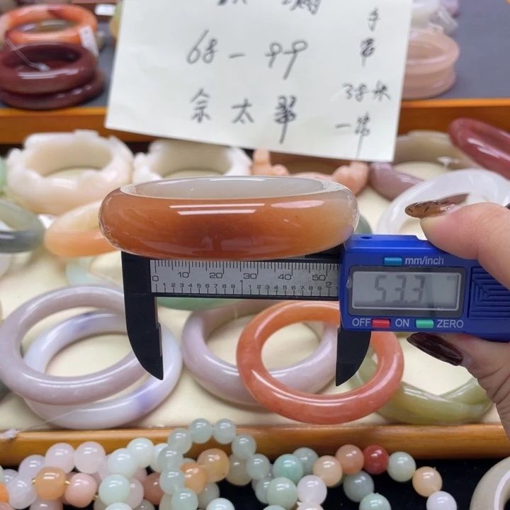 未镶嵌石英岩玉珠宝奇石