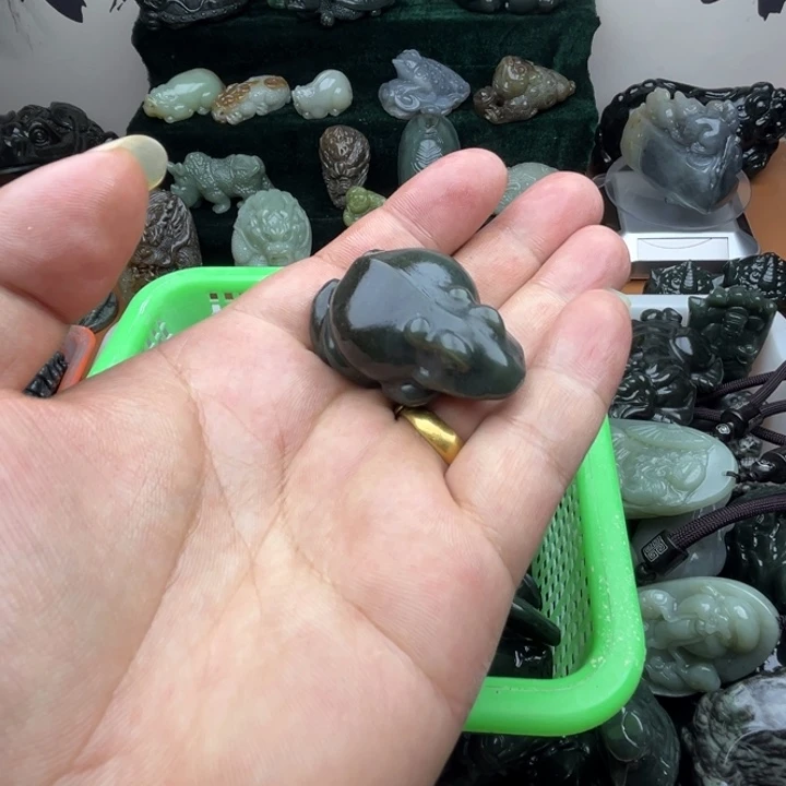 和田玉未镶嵌把件