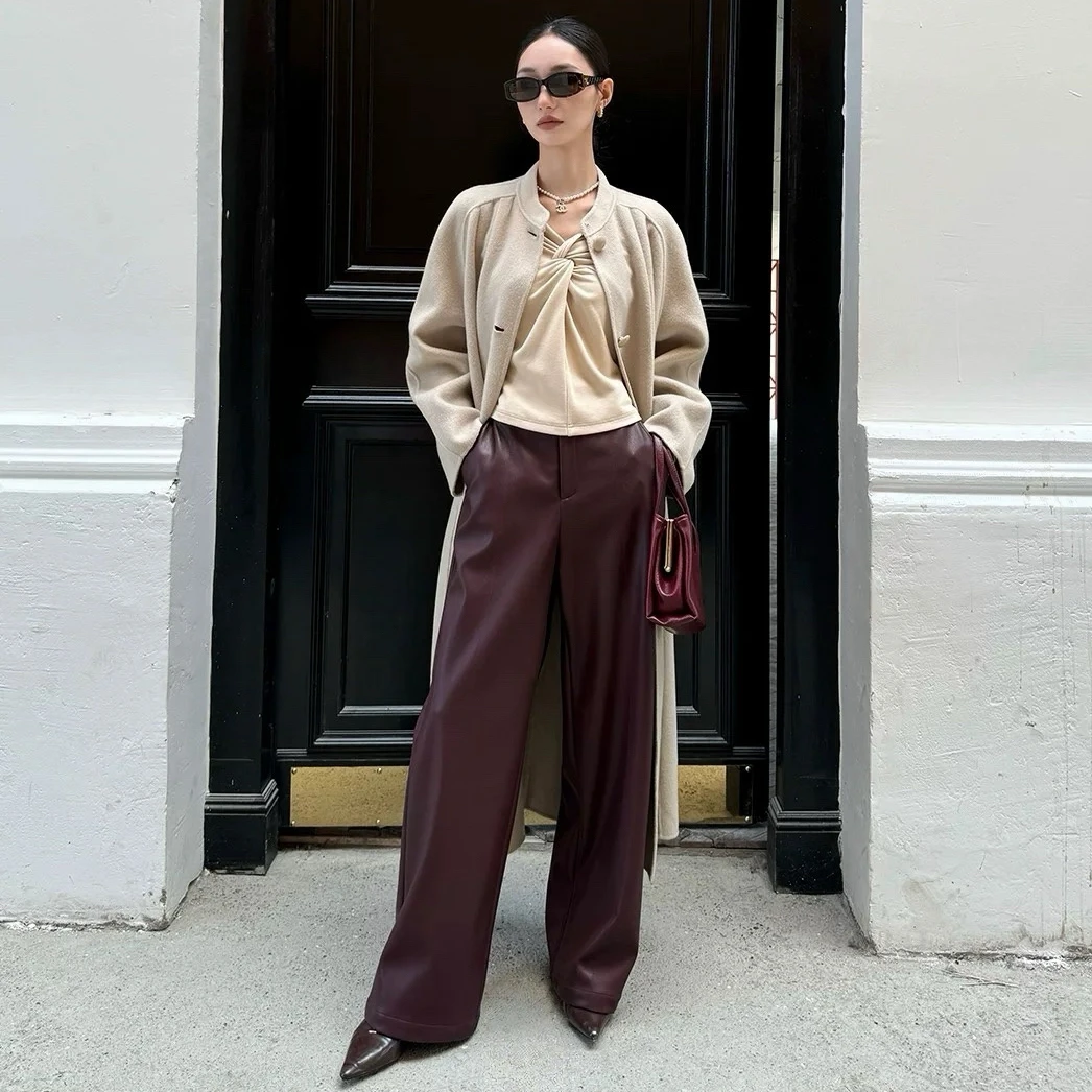 2076‌「红出边界，腿长两米八」‌气质皮裤，是秋冬街头最醒目的宣言