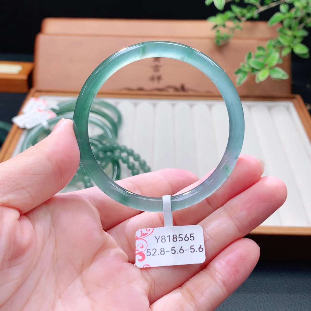 未镶嵌手镯（圆镯）翡翠