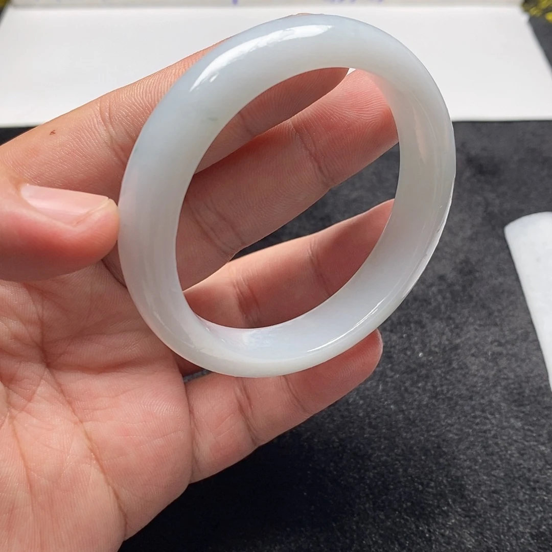 翡翠手镯未镶嵌翡翠手镯