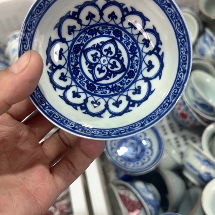 瓷片白青花宝相普洱杯微瑕