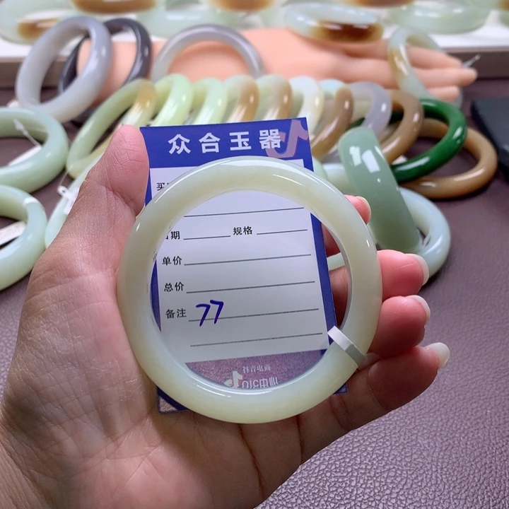 和田玉未镶嵌手镯