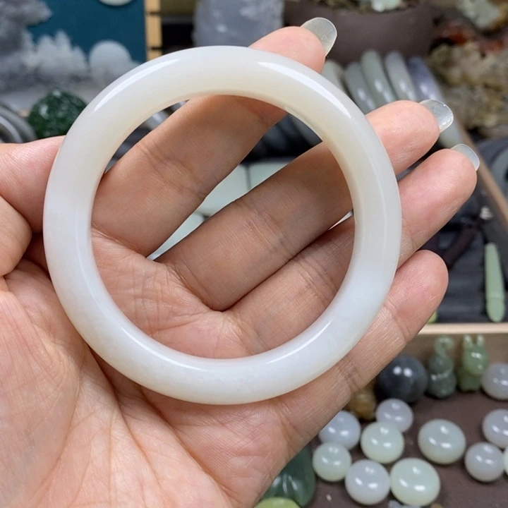 和田玉未镶嵌颈饰t***油