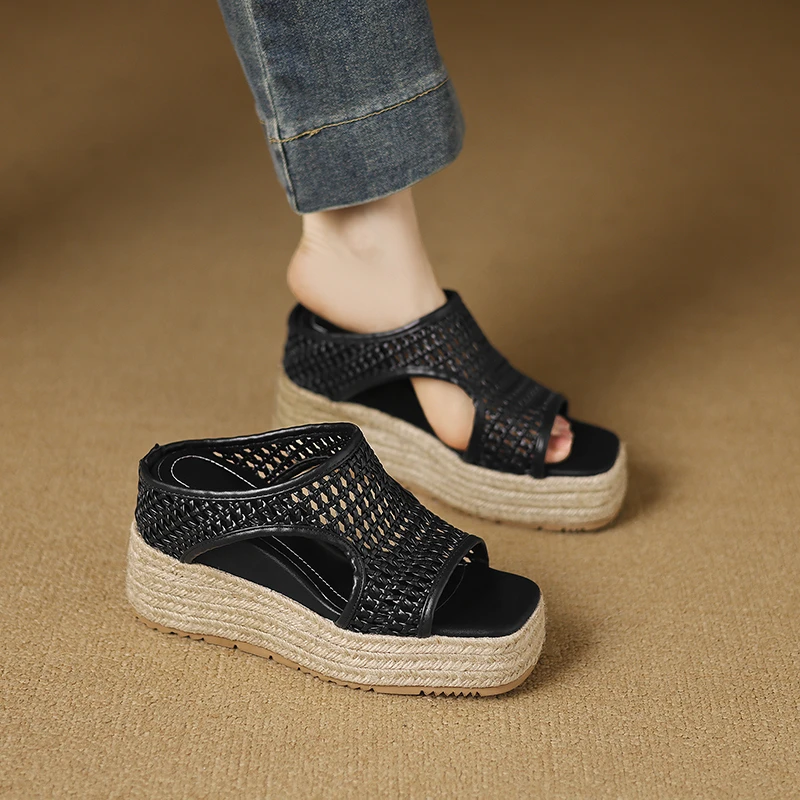 露趾草编厚底坡跟凉拖鞋女2025年新款夏季松糕底外穿内增高半拖鞋