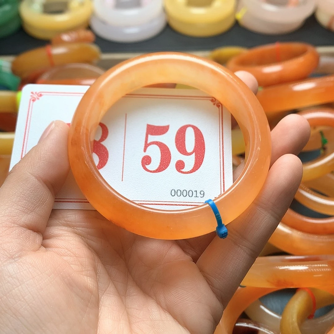 未镶嵌石英质玉（黄龙玉）手镯