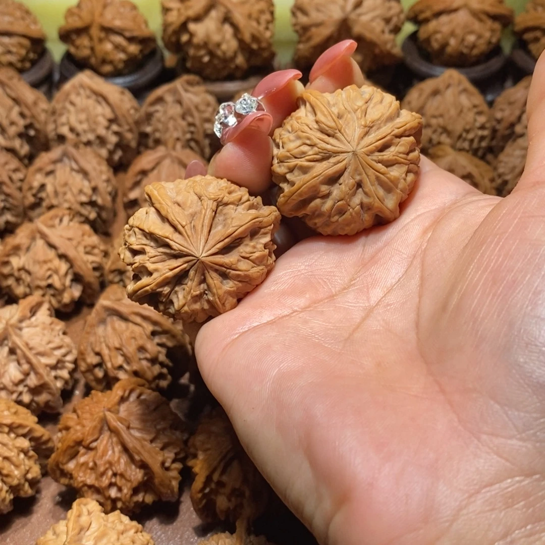 蔡***。四棱文玩核桃手把件