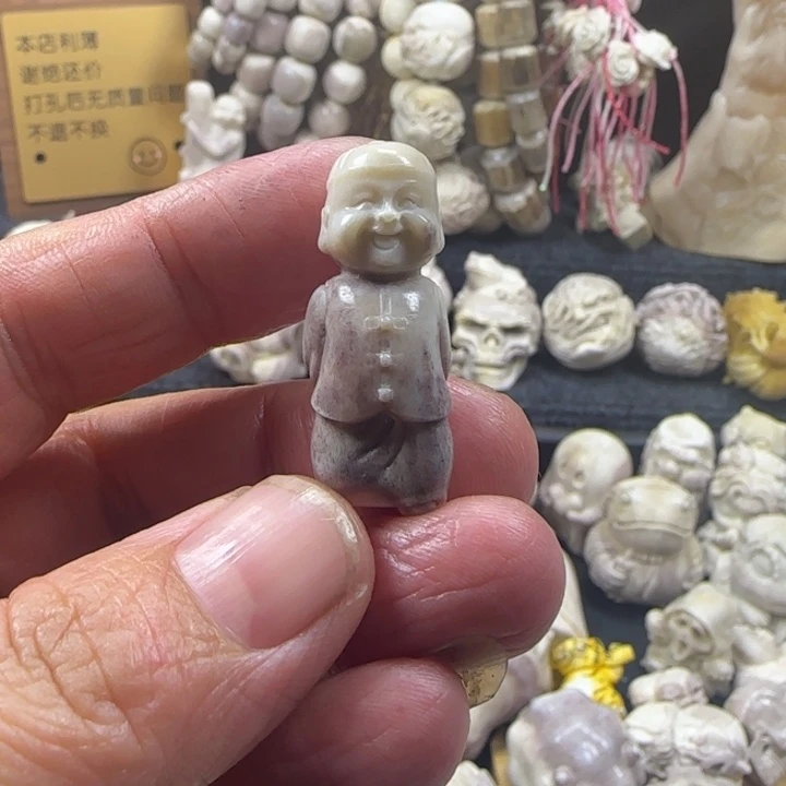 非金属配饰鹿角雕刻小地主