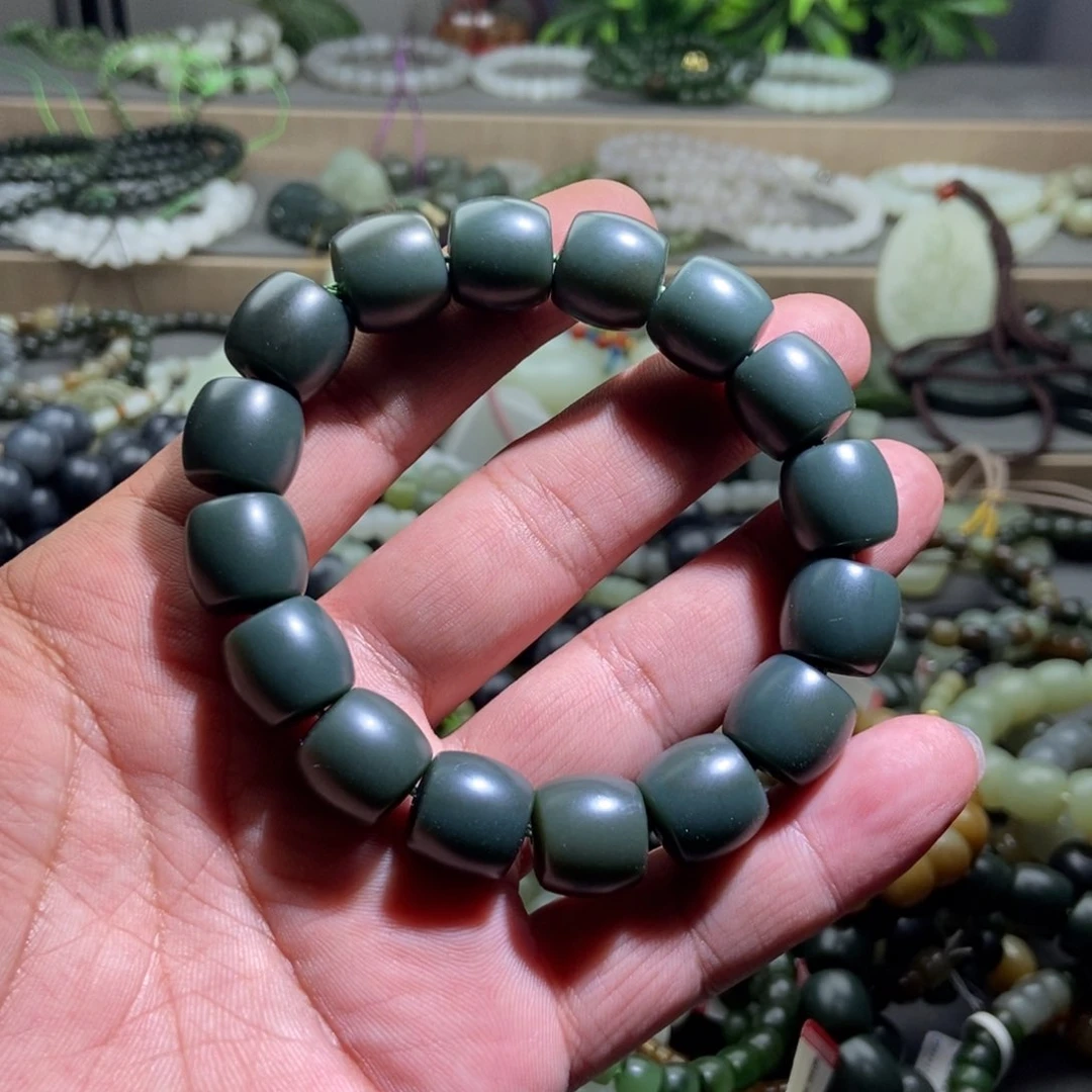 和田玉未镶嵌颈饰天**间