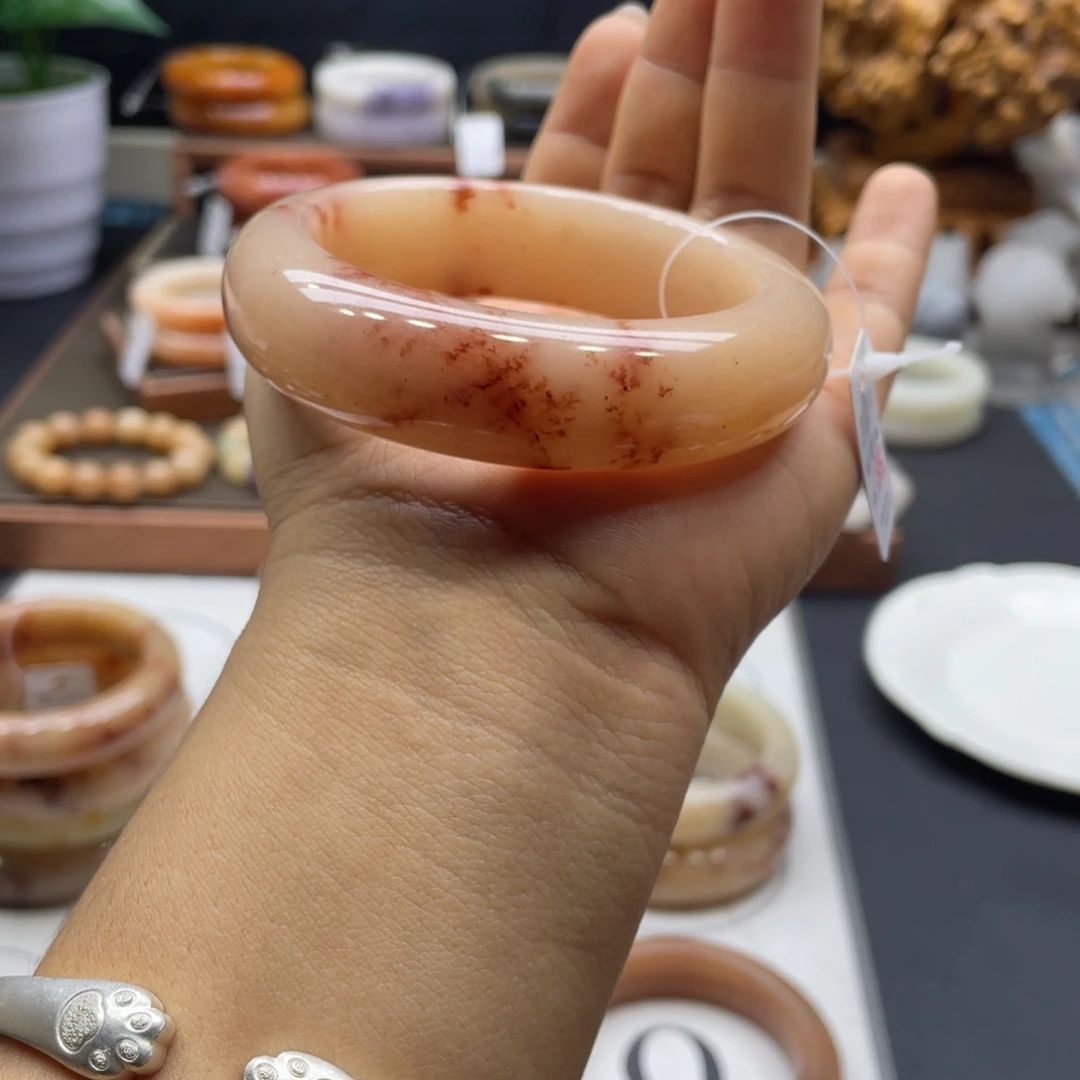 小***仪石英岩玉未镶嵌手镯