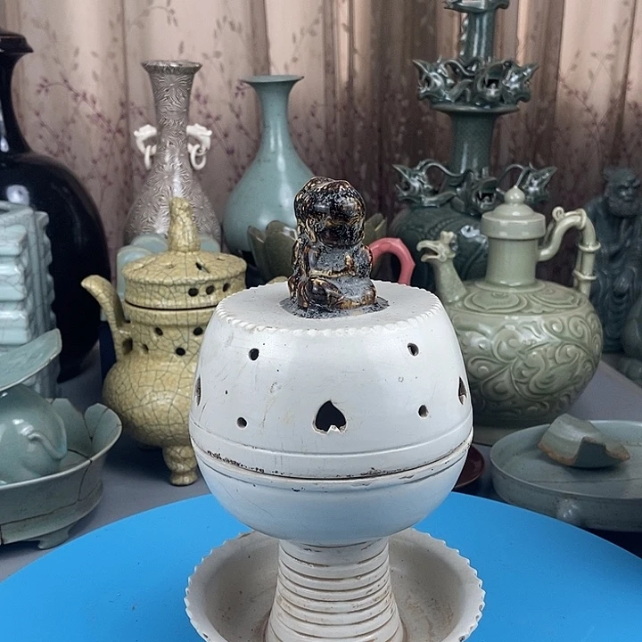 邢窑香薰炉一件。