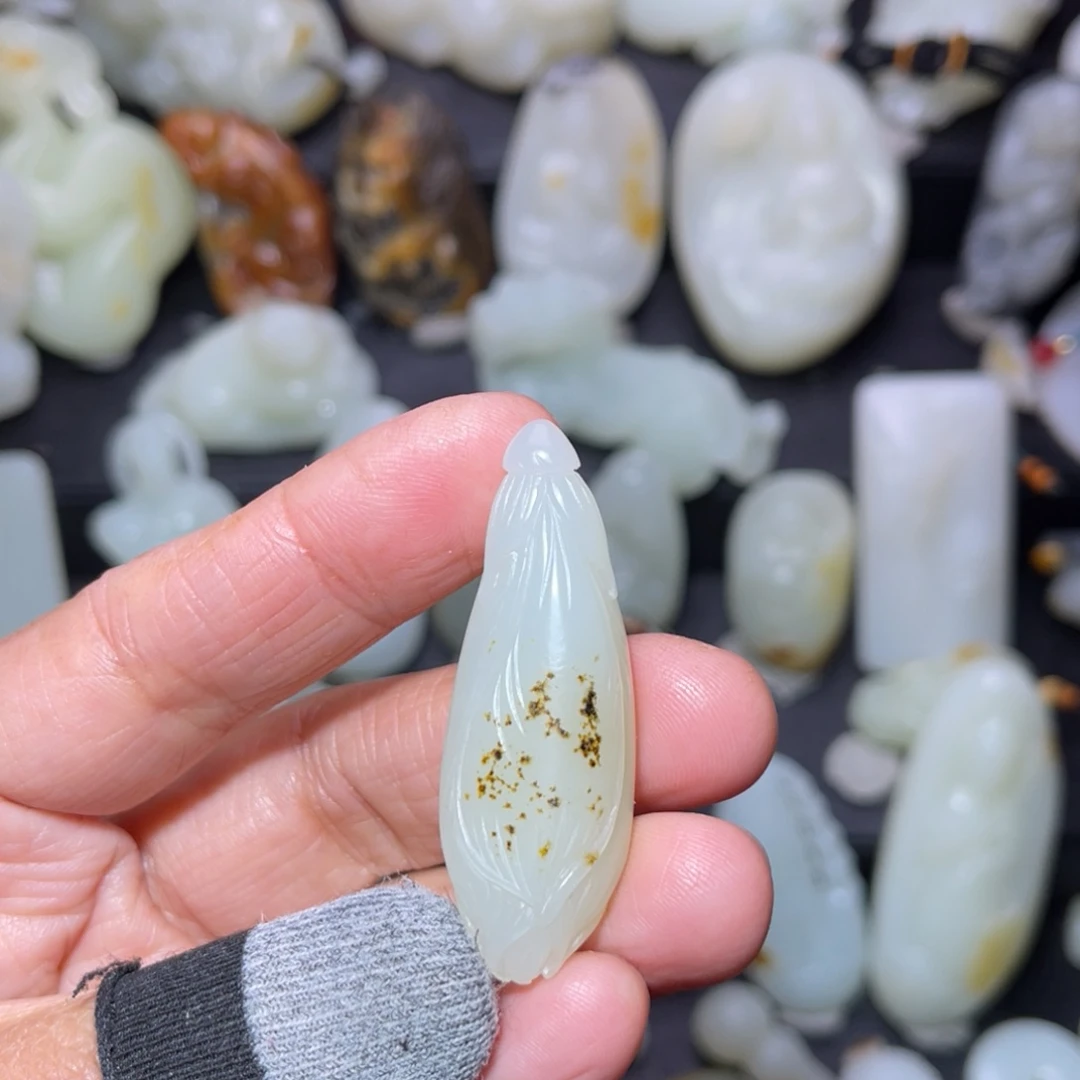 和田玉颈饰未镶嵌花**草