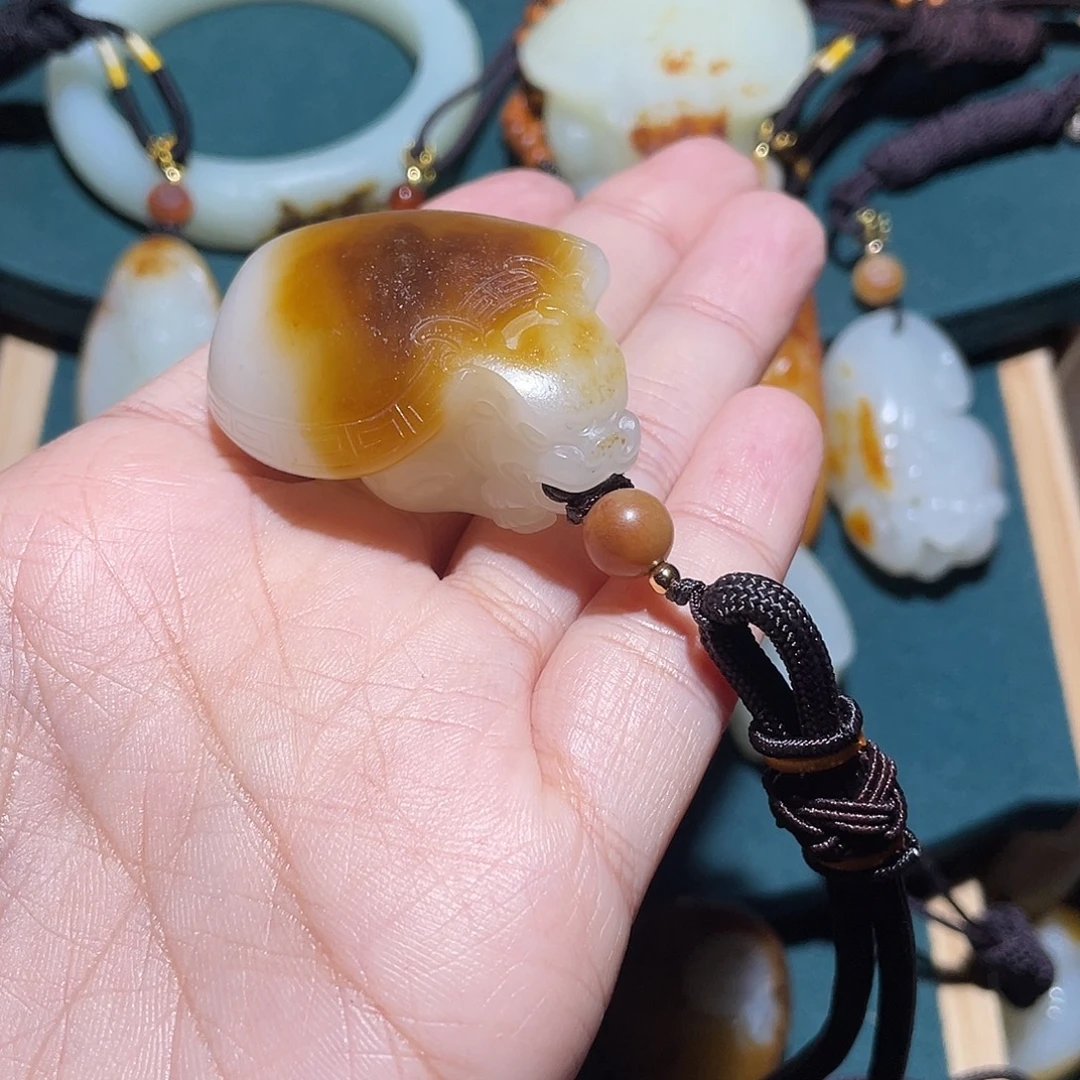 豆***事和田玉未镶嵌颈饰