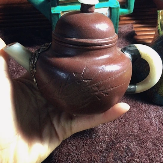 紫砂茶壶原矿泥料手工制作的紫砂壶。