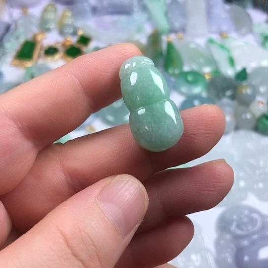 翡翠未镶嵌颈饰葫芦