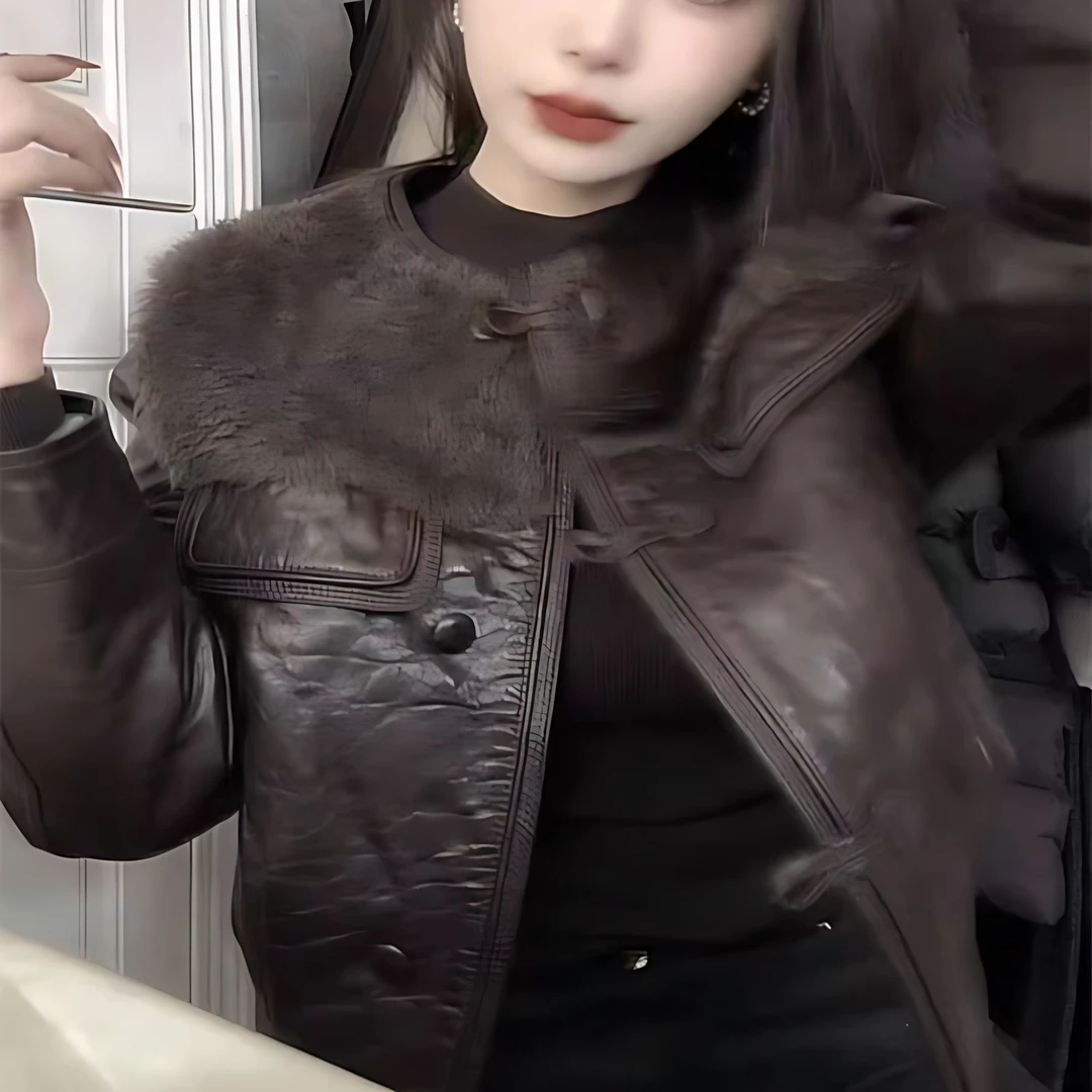 2025年冬季网红新款时尚精致欧货高级感毛毛拼接圆领PU皮短外套女