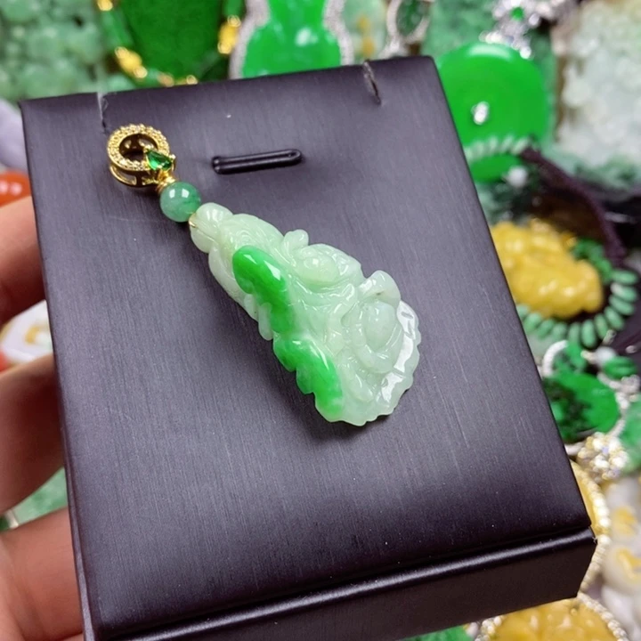 翡翠未镶嵌吊坠(赠链)