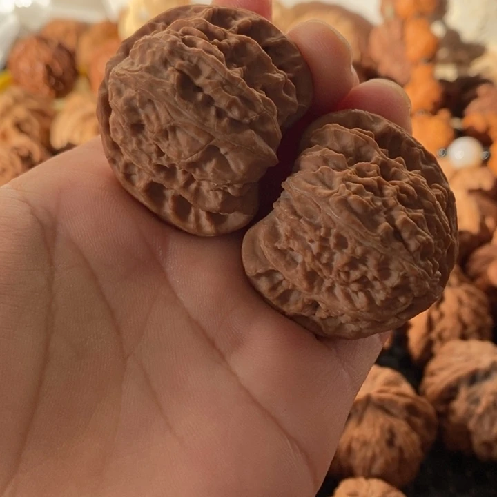 吊坠文玩核桃知*老树白狮子文玩核桃