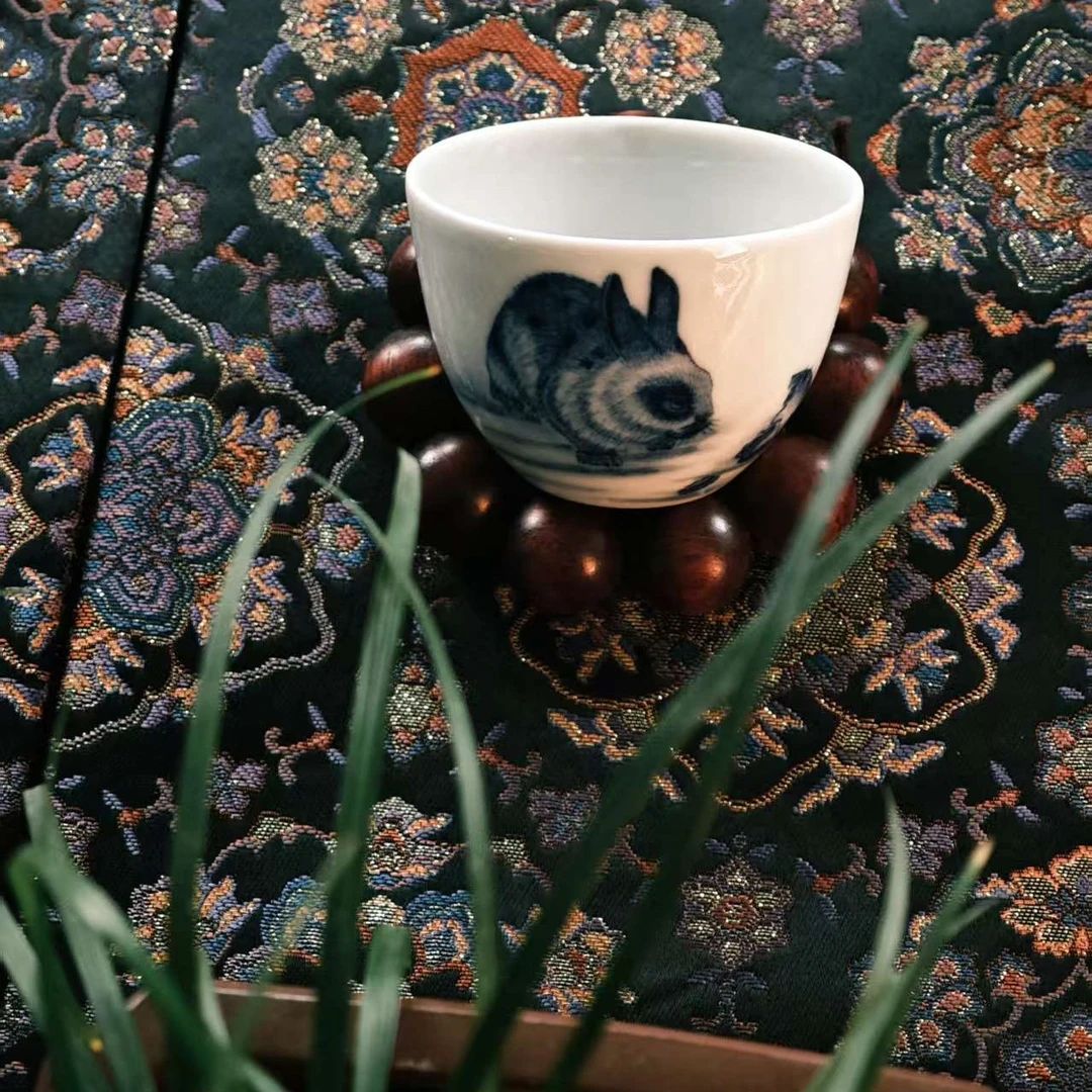 （柴窑作品）兔杯 福利 釉下青花动物丝毛兔子精工 使用容量：60
