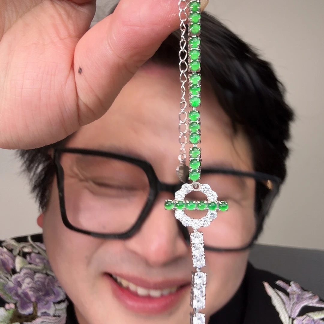 翡翠未镶嵌颈饰一件