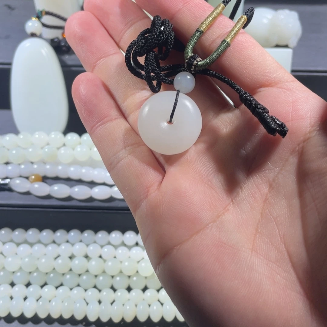 和田玉未镶嵌颈饰平安扣