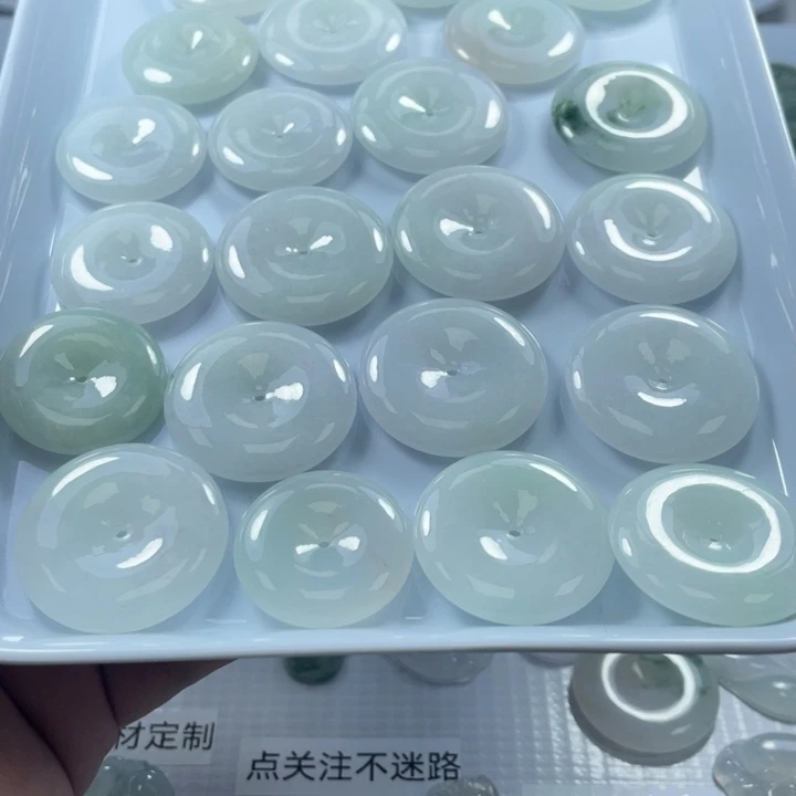 翡翠未镶嵌颈饰翡翠一件