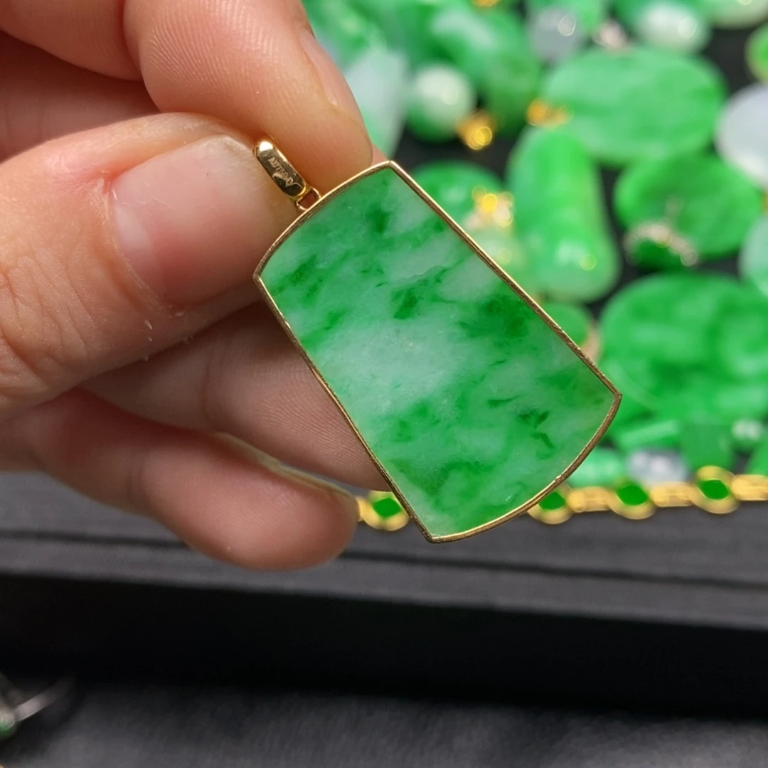 翡翠18K金镶嵌颈饰翡翠