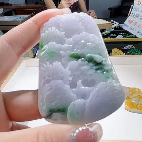 翡翠未镶嵌颈饰一个
