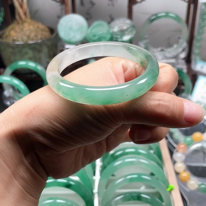 未镶嵌手镯石英质玉