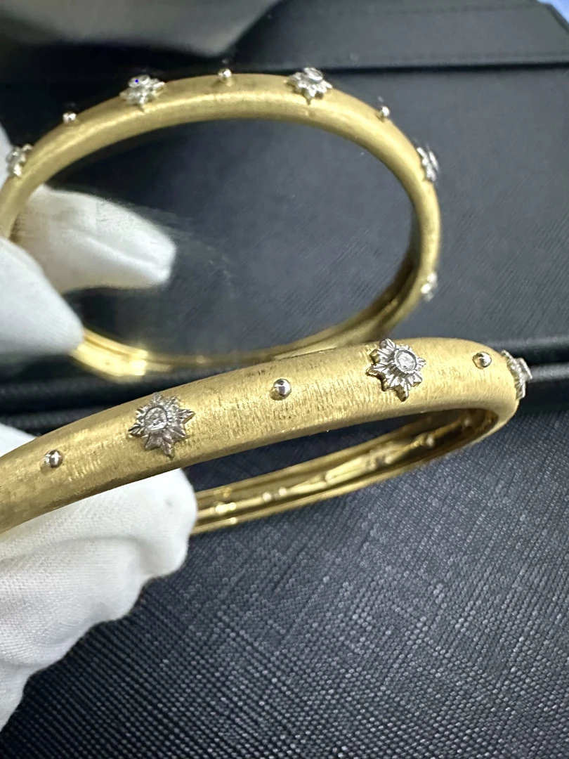 18K金镶嵌钻石手镯手工拉丝
