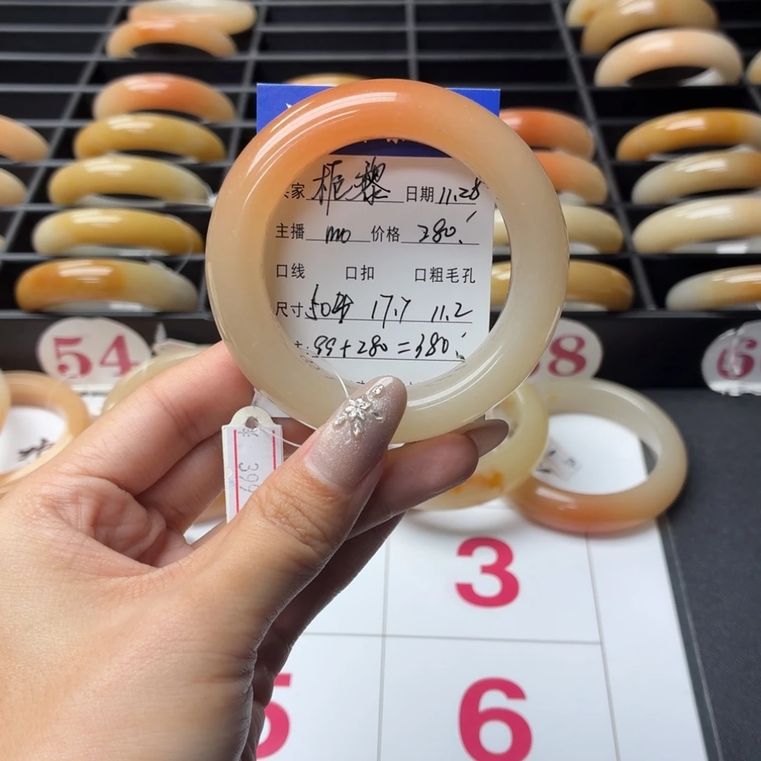 栀***黎石英岩玉未镶嵌手镯