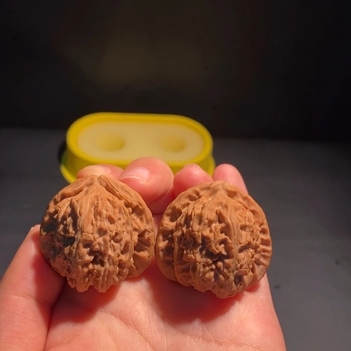 文玩核桃吊坠白狮子