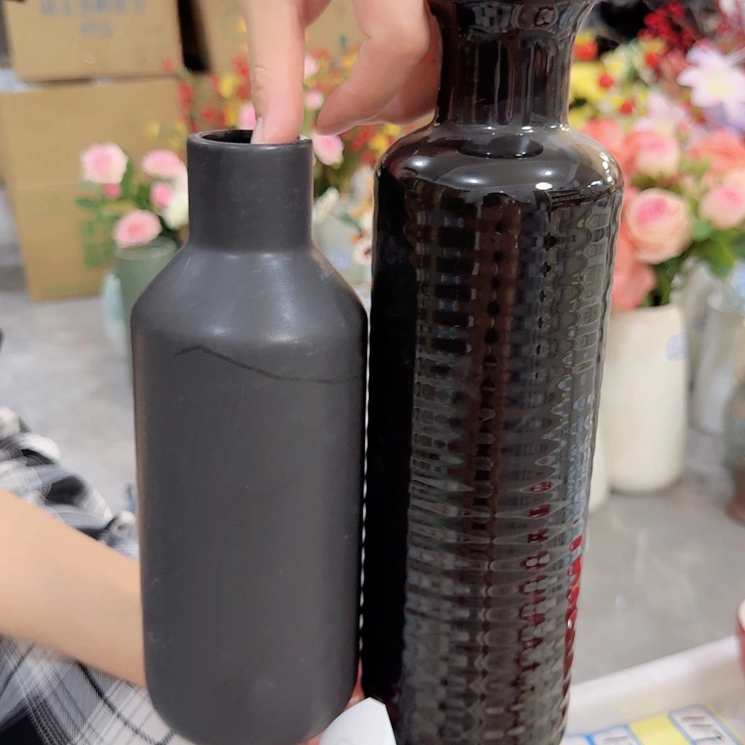 两个黑色陶瓷微瑕