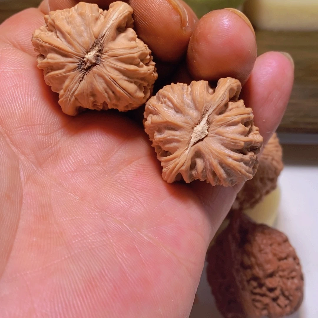 錵***哥文玩核桃吊坠文玩核桃白狮子