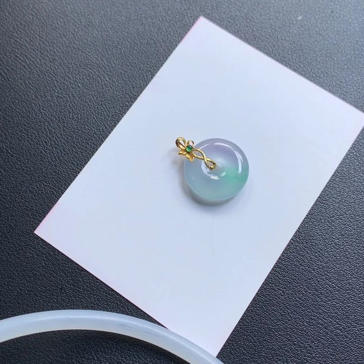 厨***>18k冰底飘绿精品平安扣