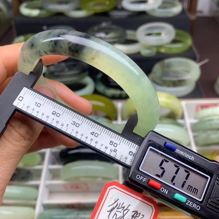 蛇纹石玉未镶嵌手镯495